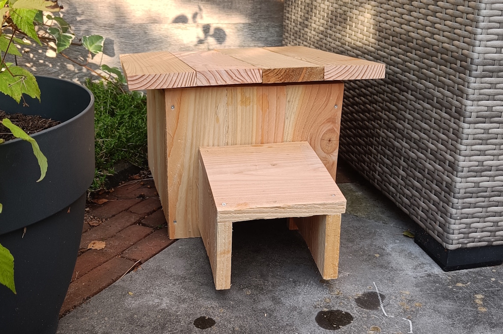 The hedgehog feeding house